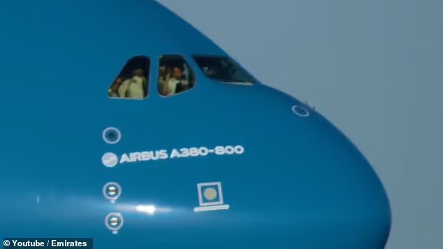 “空姐”站在829米哈利法塔尖拍广告，A380“擦肩”过