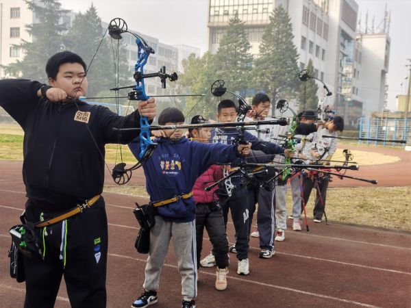 射箭世界杯银铜牌图片(跟着优秀的教练免费学射箭，以满环成绩破大赛纪录，武汉青山中学射箭队新年亮“箭”)