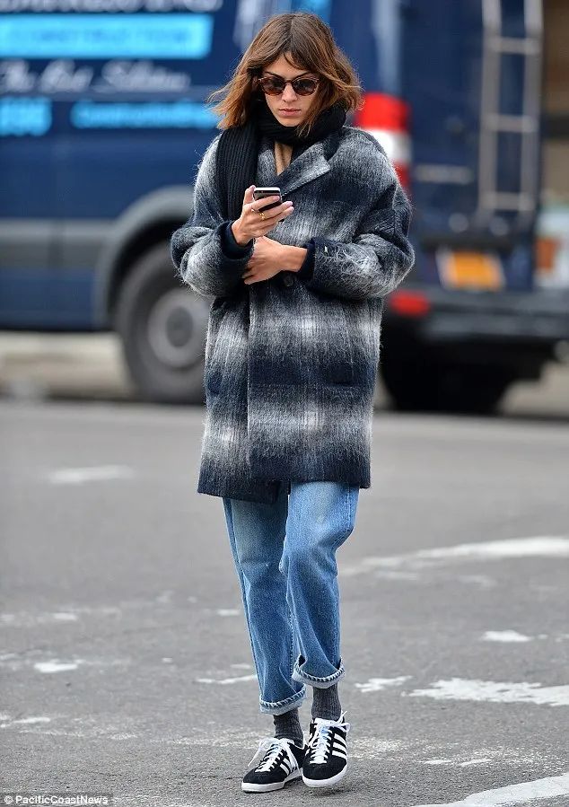 她的冬天时髦经全靠这三件外套，又美又暖