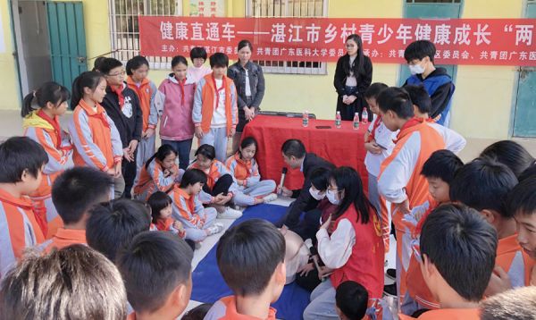 “冬日暖阳”服务青少年成长成才