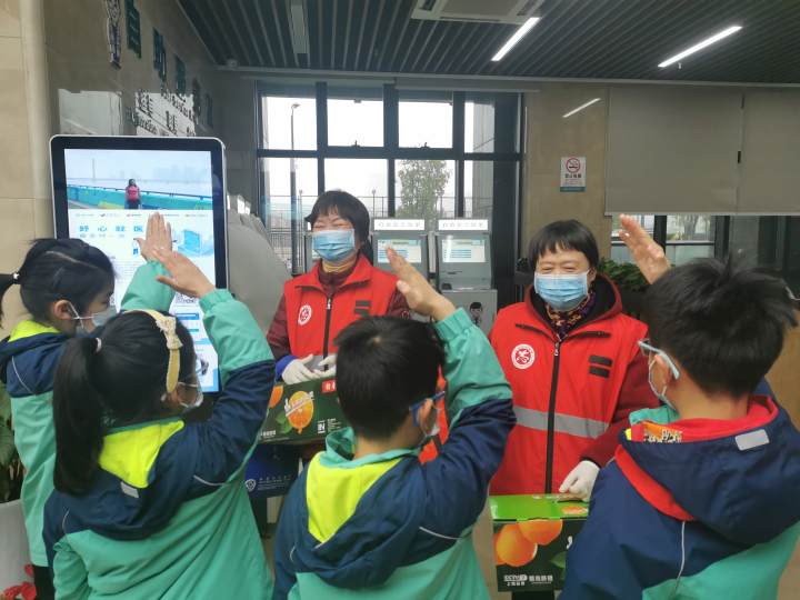 又萌又暖！杭州彭埠街道社区卫生服务中心志愿者们收到特殊新年礼物