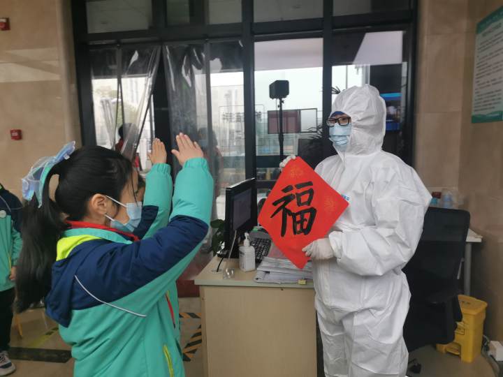 又萌又暖！杭州彭埠街道社区卫生服务中心志愿者们收到特殊新年礼物