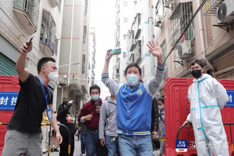 “一解封就收到礼物，开心！”深圳有礼限定礼盒送到居民手里