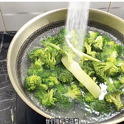 年夜饭的桌上怎么能少了这个发财树呢，好看好吃寓意还好