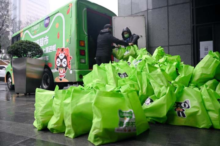 “年货大篷车”来了！留杭的90后快递小哥收到小礼物：有了过年的感觉