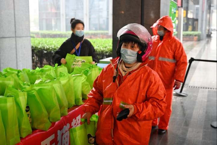 “年货大篷车”来了！留杭的90后快递小哥收到小礼物：有了过年的感觉