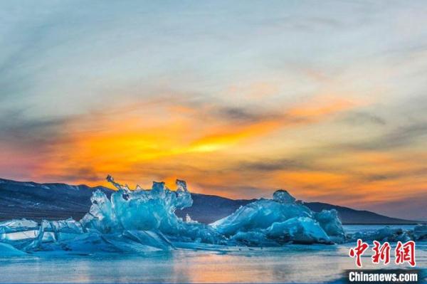 中国最大内陆咸水湖青海湖历时31天完全冻结