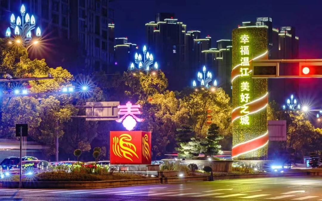 眼下,成都市温江区主干道上大红灯笼高高挂,街头的花卉景观也增添了