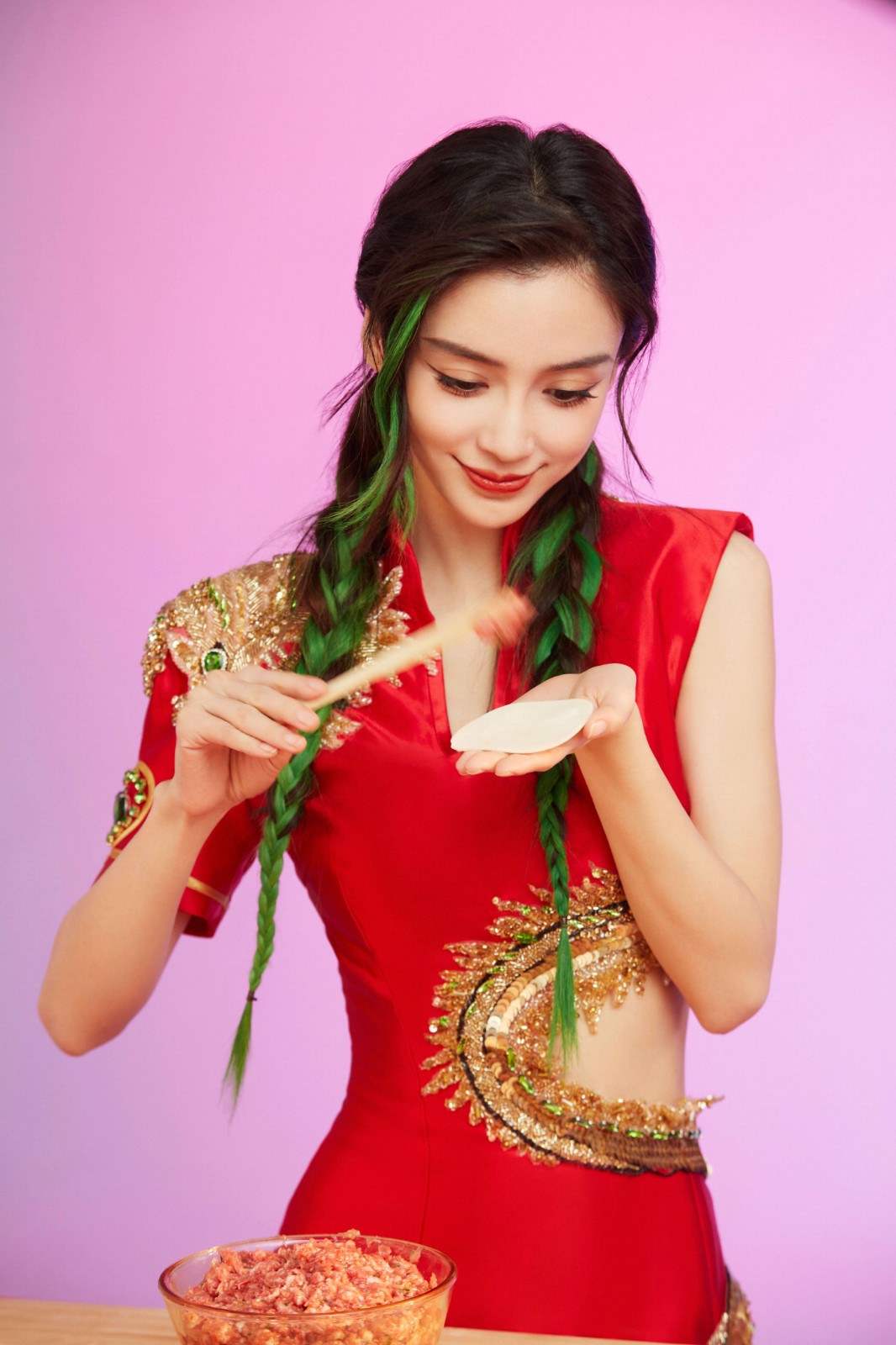 英雄联盟手游 Angelababy杨颖“神龙烈焰”金克丝COS图-哪边嗨