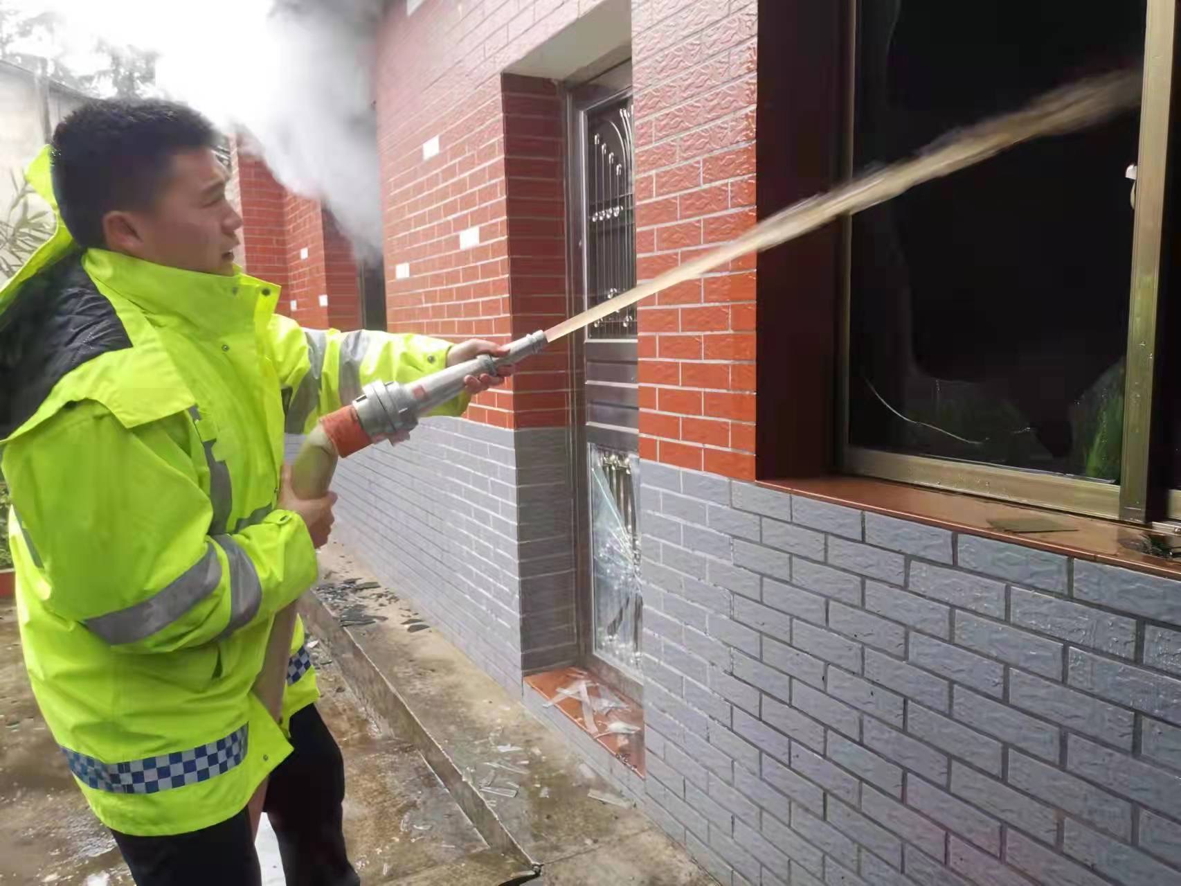 益阳一民房突发大火，民辅警驾驶消防车一小时扑灭