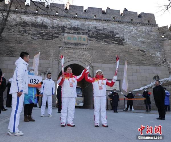 奥运会火炬国家有哪些(冬奥火炬传过“民族之脊”中国式浪漫“飞扬”)