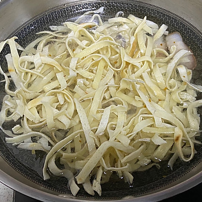 7,锅中加入冷水,倒入豆丝和青菜中大火煮10分钟;8