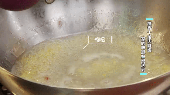 煲仔饭直接下锅煮就错了！用好2招，米饭不糊锅，又香又有嚼劲，好吃到停不下来