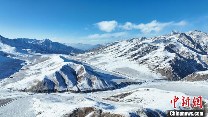 祁连山雪后初霁 巍峨山峰似画卷