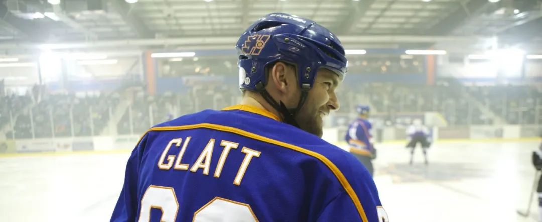 《冰球坏小子》讲述了一个底层人物追逐人生,胜利和自我的故事.