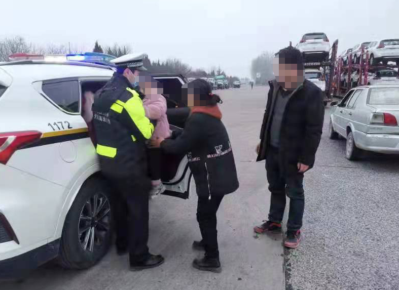 平安守护 | 车辆高速上故障抛锚 河南高速交警快速推车除险情