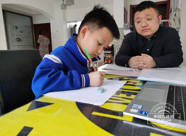 冬奥特别报道丨一幅画作带来的“冰雪之缘”！长春二年级小学生侯加齐与牙买加运动员的“冬奥情谊”