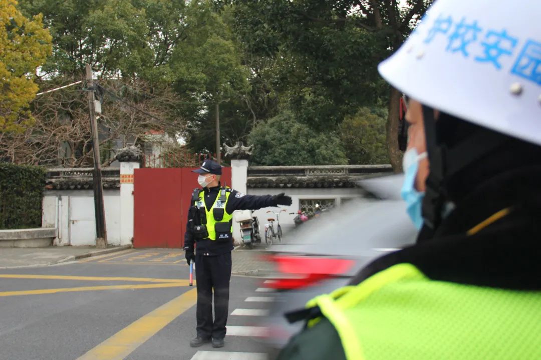 【开学季】校园门口那一抹别样警色