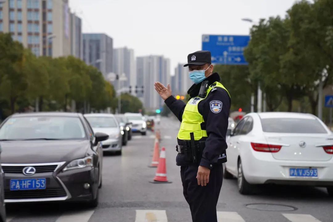 【开学季】校园门口那一抹别样警色