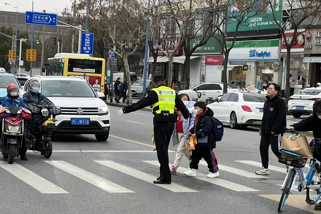 【开学季】校园门口那一抹别样警色