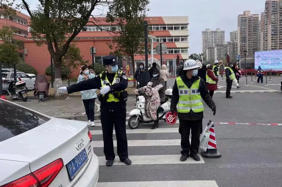 【开学季】校园门口那一抹别样警色