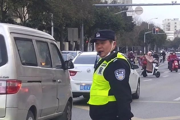 【开学季】校园门口那一抹别样警色