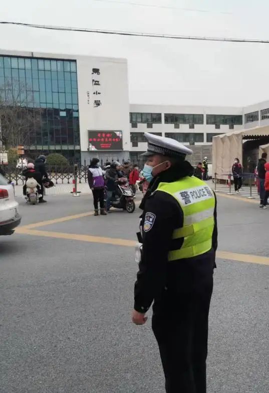 【开学季】校园门口那一抹别样警色