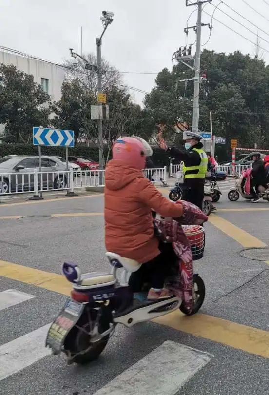 【开学季】校园门口那一抹别样警色