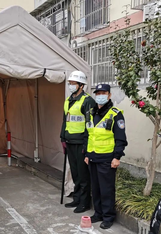 【开学季】校园门口那一抹别样警色