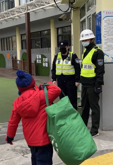 【开学季】校园门口那一抹别样警色