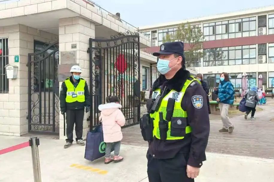 【开学季】校园门口那一抹别样警色