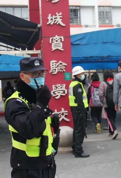 【开学季】校园门口那一抹别样警色