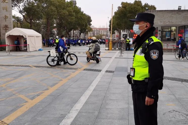 【开学季】校园门口那一抹别样警色