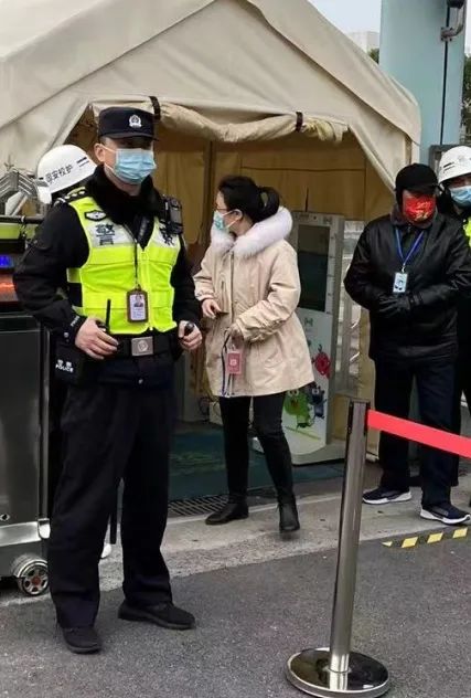 【开学季】校园门口那一抹别样警色