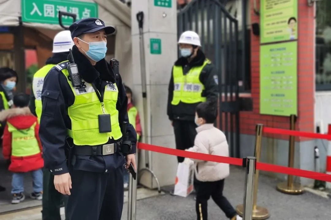 【开学季】校园门口那一抹别样警色