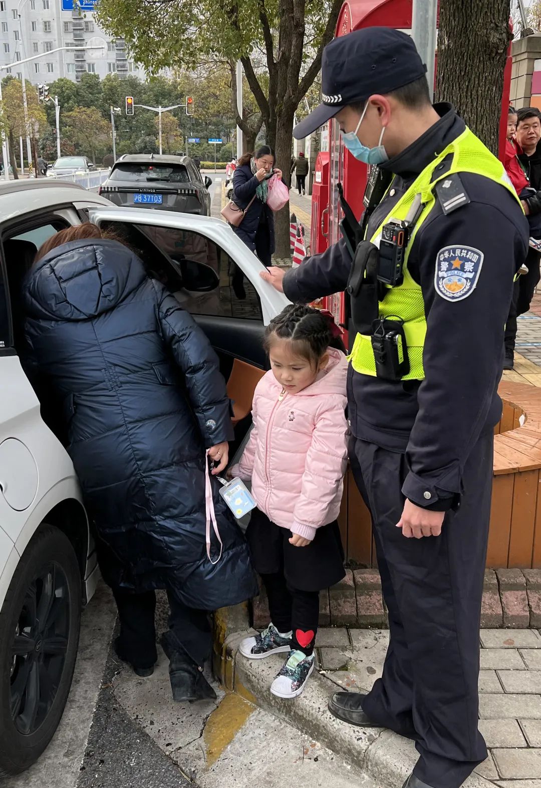 【开学季】校园门口那一抹别样警色