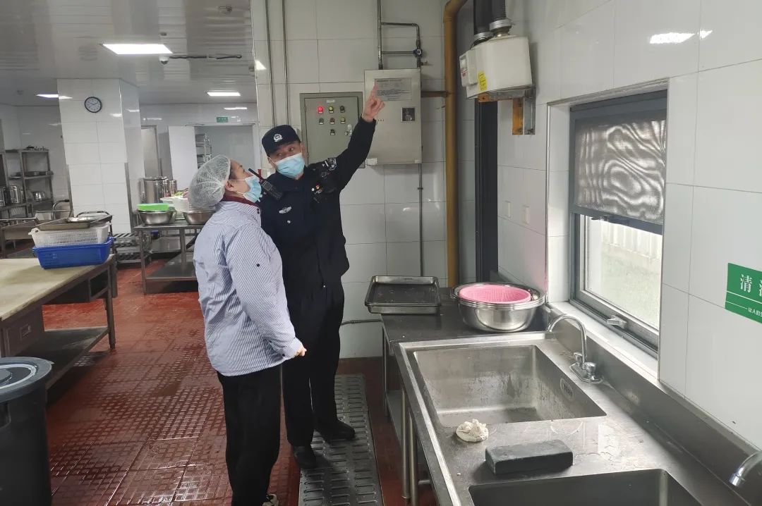 【开学季】校园门口那一抹别样警色