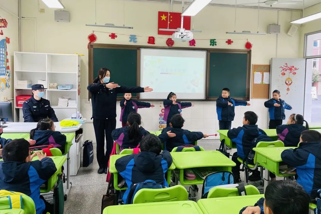 【开学季】校园门口那一抹别样警色