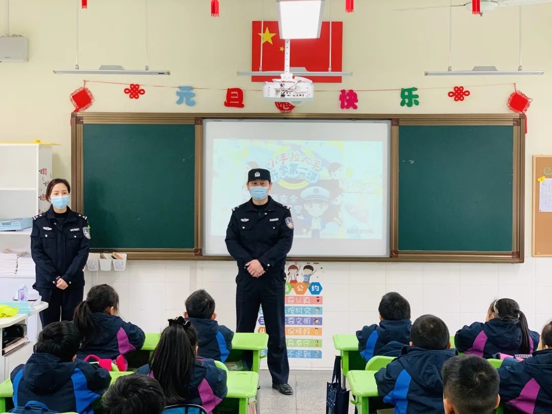 【开学季】校园门口那一抹别样警色