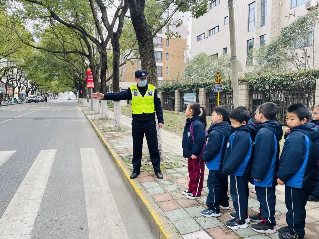 【开学季】校园门口那一抹别样警色