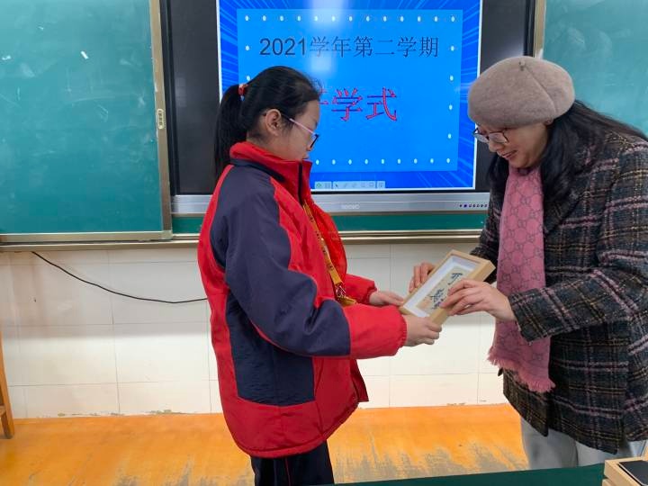 连续六年给学生定制开学礼！这个学期，她准备的礼物挺特别