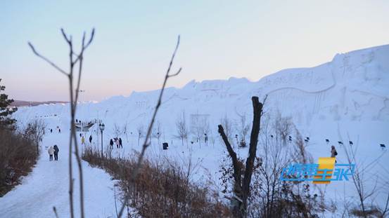 雪地摩托车、冰上卡丁车、冰雪大滑梯……收下这份花样玩冰雪攻略→