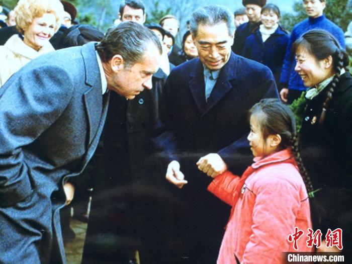 全场就两个亮点(亲历者忆1972：杭州红衣女孩和美国总统握手成全场亮点)