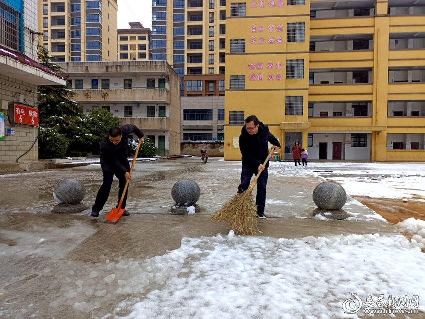 娄星区黄泥塘中心学校铲雪除冰消隐患(图1)