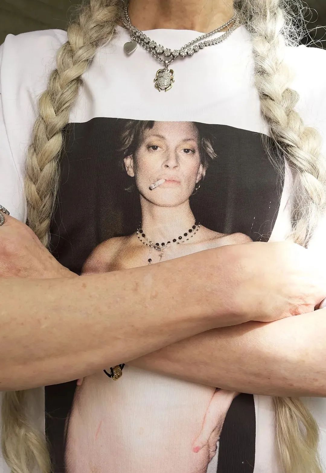 曾被称作“超级丑模”的她，凭什么57岁还能为时尚大牌闭秀？