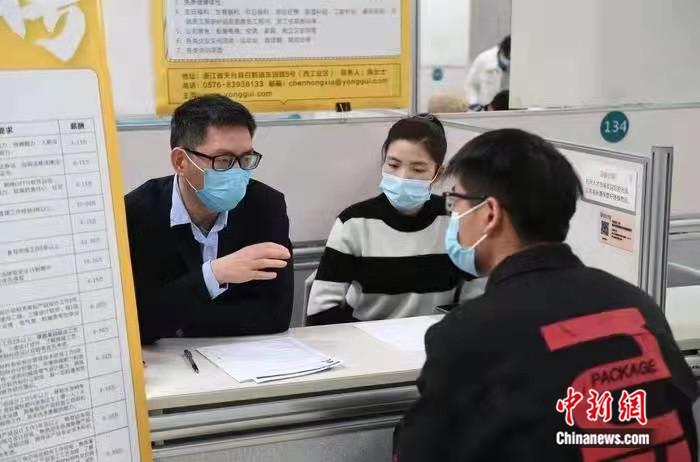 代表委员聚焦就业公平：拆除“35岁门槛”破除学历障碍