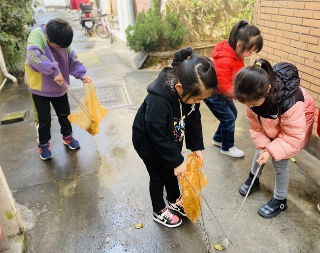 学雷锋，萌娃们在行动——鳌江镇乐乐幼儿园传播正能量活动