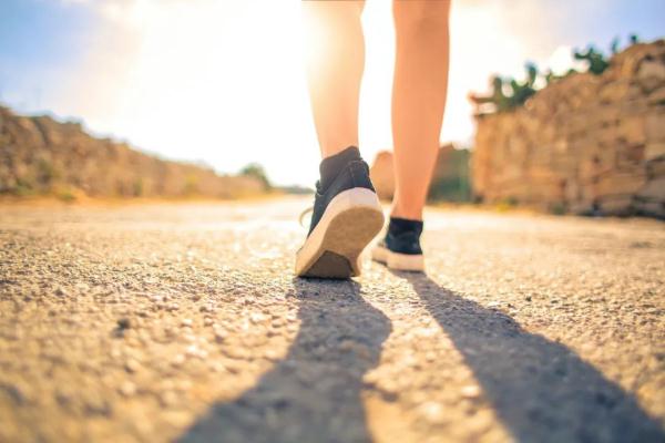 长期散步能把5类病“走没”？建议：50岁以后，这样做