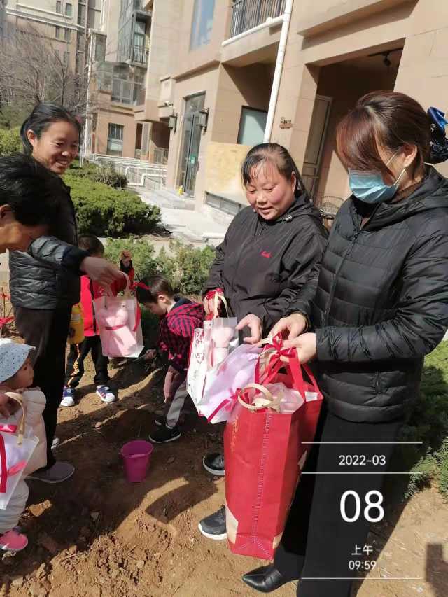 三八妇女节又叫女神节吗（三八妇女节送妈妈什么礼物）