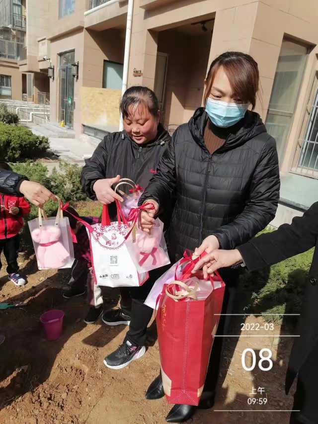 三八妇女节又叫女神节吗（三八妇女节送妈妈什么礼物）